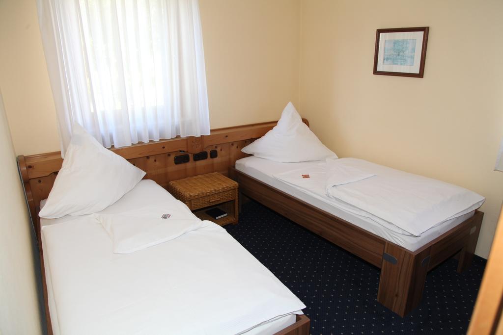 Brucker Gastehaus Hotell Fuerstenfeldbruck Rum bild