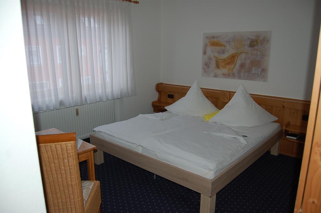 Brucker Gastehaus Hotell Fuerstenfeldbruck Rum bild