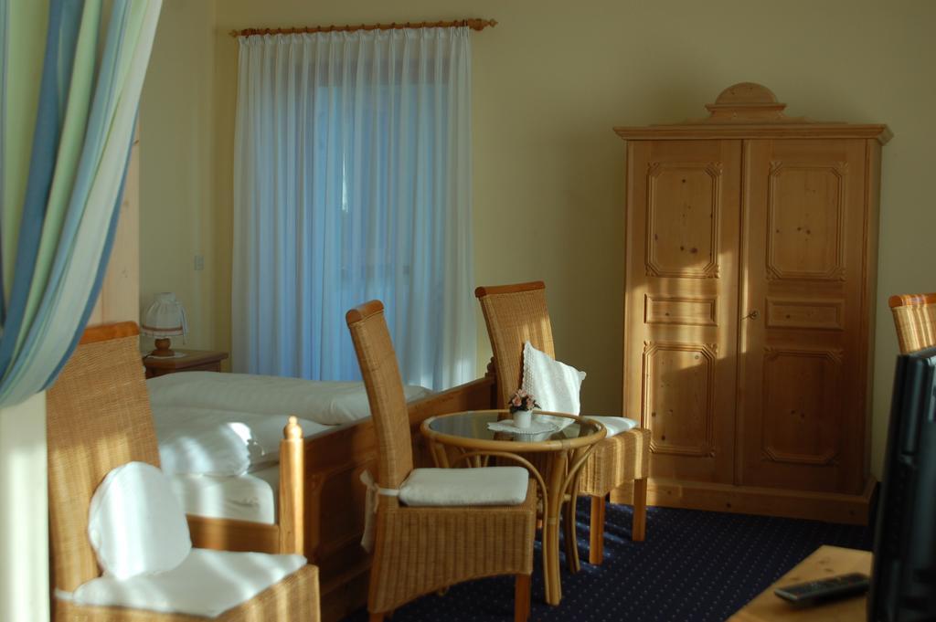 Brucker Gastehaus Hotell Fuerstenfeldbruck Rum bild